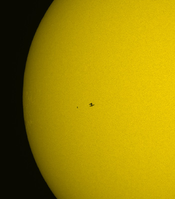 navette et ISS devant le soleil
